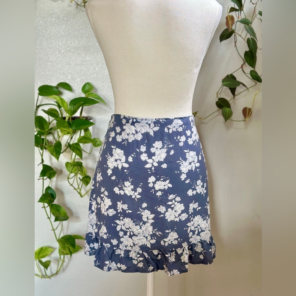 SO Goods for Life Blue Floral Ruffle Mini Skirt Size M - Picture 2 of 7